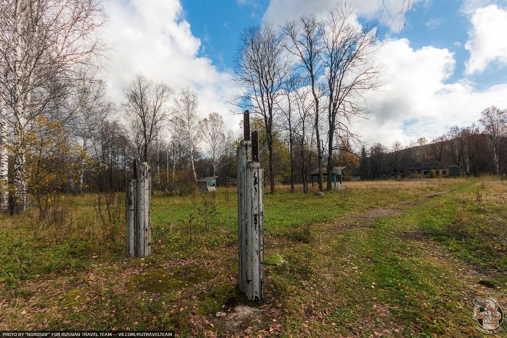 Осенние Руины Заброшенный пионерлагерь в уральских горах - Моё, Urbex ural, Заброшенное, Пионерский лагерь, Детский лагерь, Лес, Осень, Урал, Длиннопост