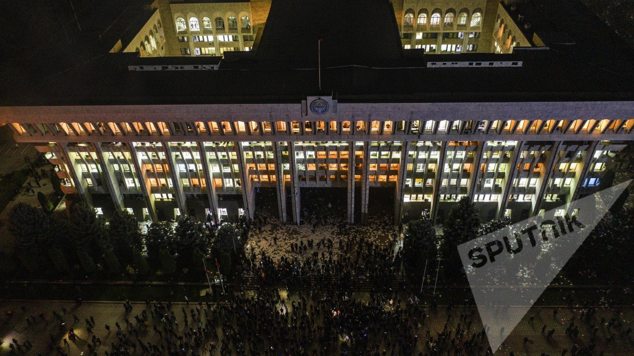 3) 5 октября. Противостояние силовиков и протестующих в Киргизии.  Протестующие захватили здание парламента и администрации президента | Пикабу