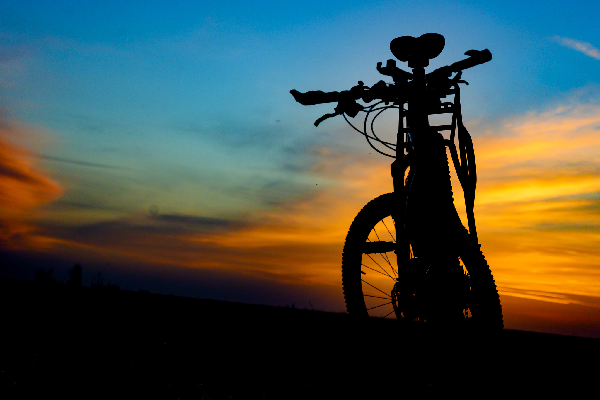 Bike pictures. Велосипед на закате. Велосипедист на закате. Велосипед на фоне заката. Велосипед закат Эстетика.