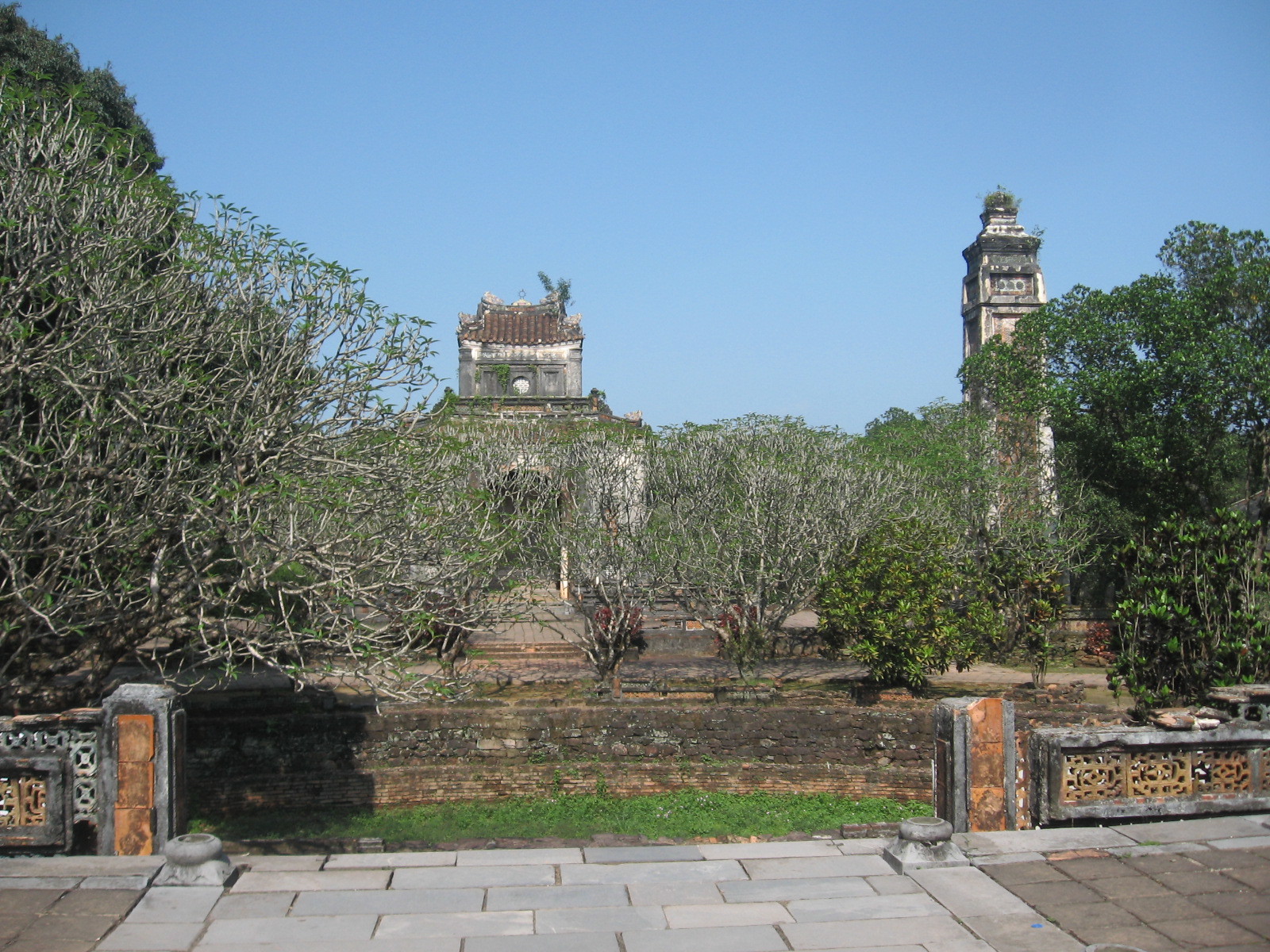 A river shrouded in the scent of incense and ancient tombs. Hue. Vietnam - My, Hue, Vietnam, Travels, Asia, Longpost