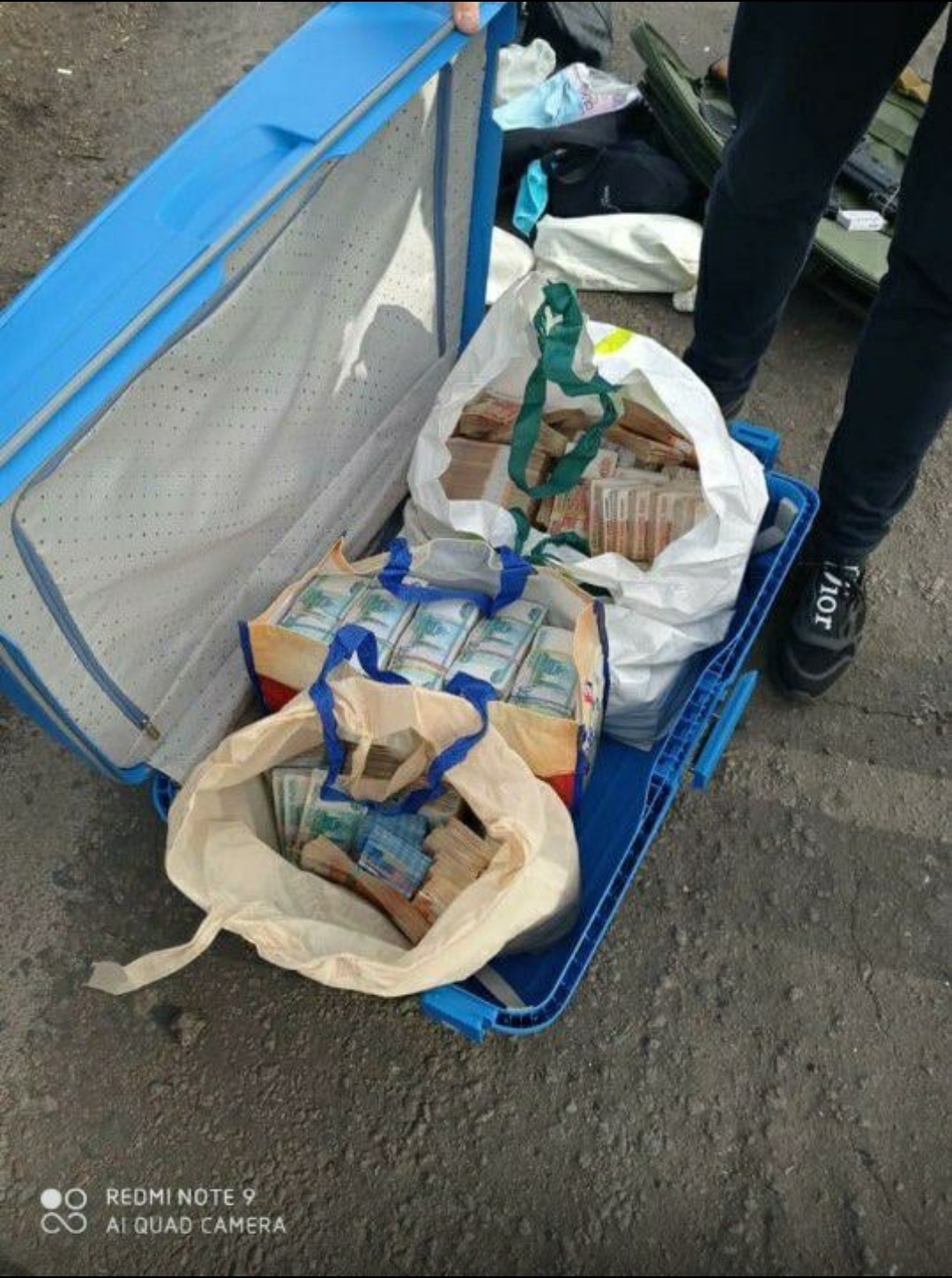 Чемодан денег и ружьё) | Пикабу