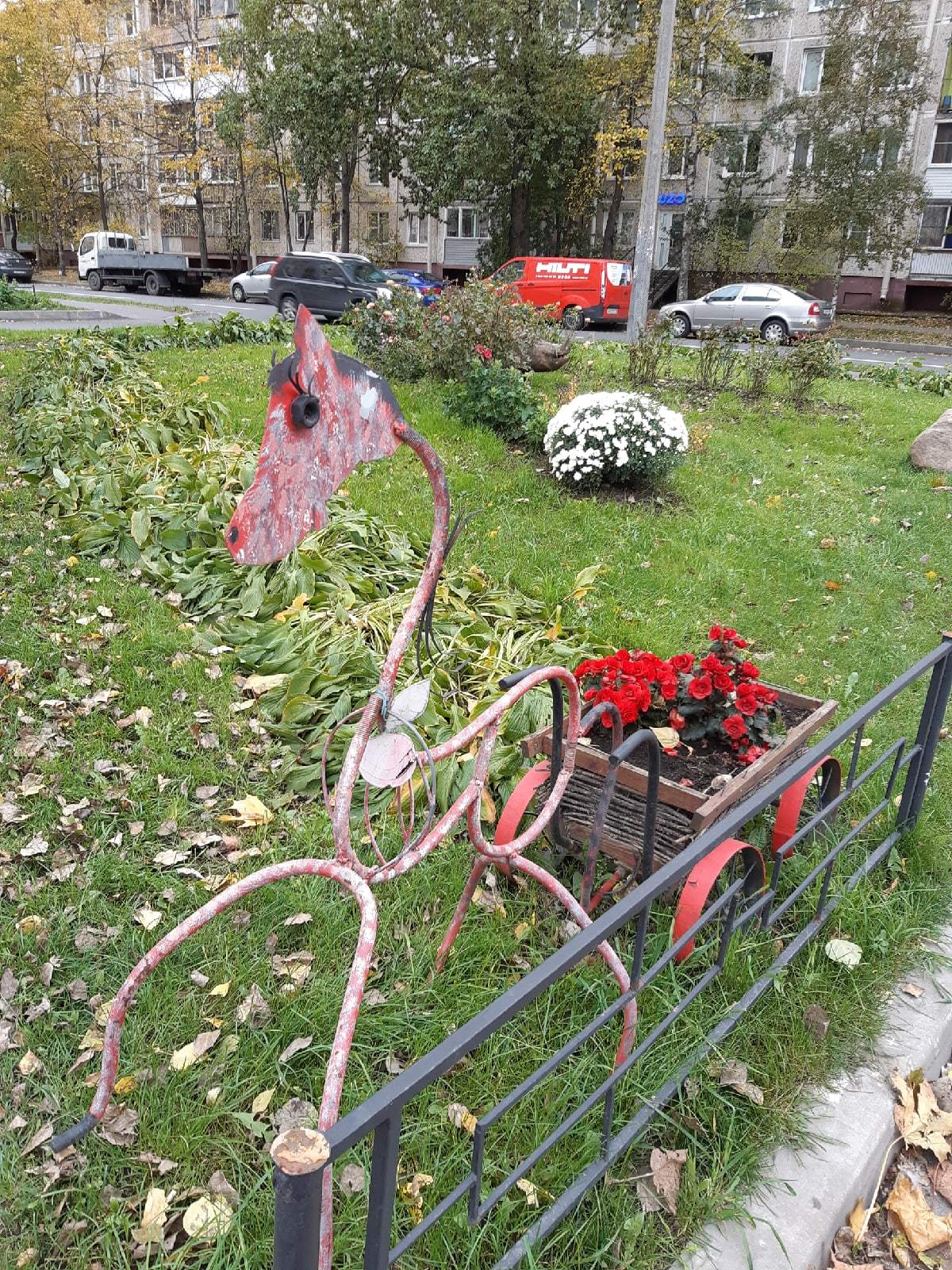 Just figures in front of a parking lot - My, The photo, Saint Petersburg, Garden figures, Figurines, Folk art, Longpost