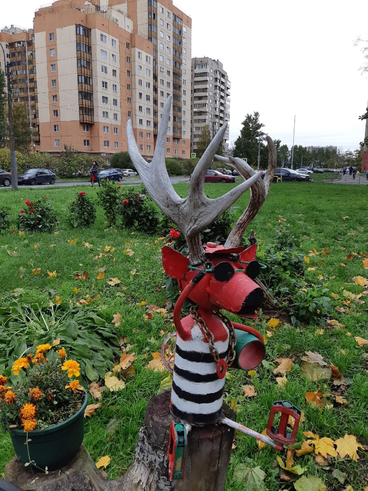 Just figures in front of a parking lot - My, The photo, Saint Petersburg, Garden figures, Figurines, Folk art, Longpost