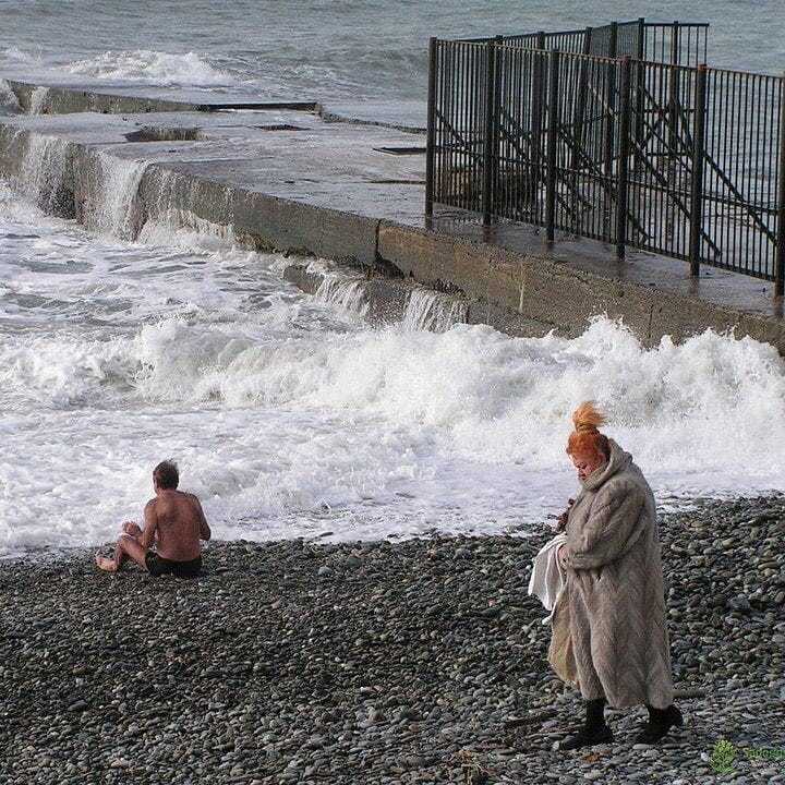Два типа людей на пляже в Сочи