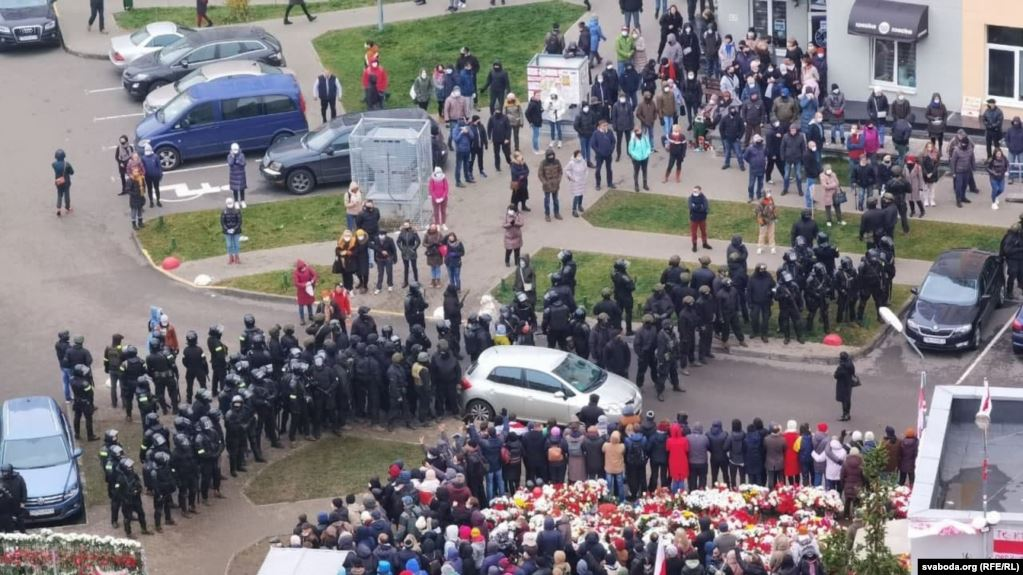 Милиция задержала демонстрантов на Площади перемен в Минске. Ранее против них применили светошумовые гранаты - Минск, Республика Беларусь, Политика, ОМОН, Видео, Длиннопост, Протесты в Беларуси