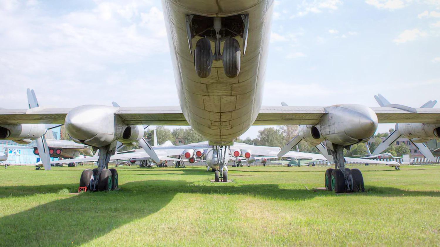 Why did the Tu-114 plane need a 4th “landing gear” that doesn’t even reach the ground??? - My, Airplane, the USSR, Made in USSR, Aviation, Story, Longpost