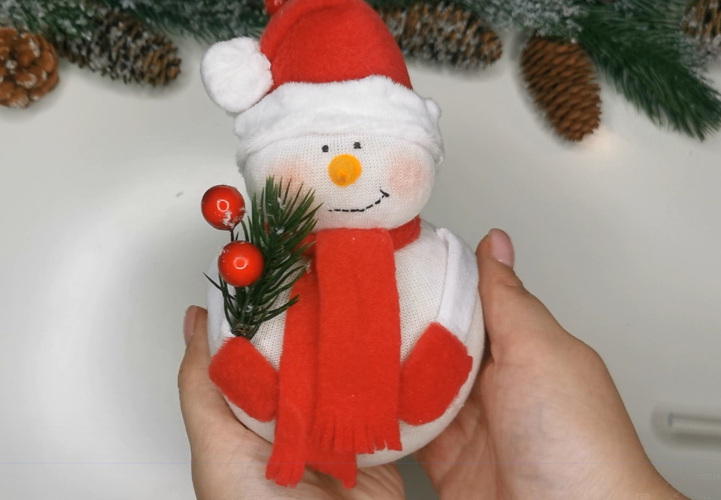 Как сделать снеговика на елку своими руками
