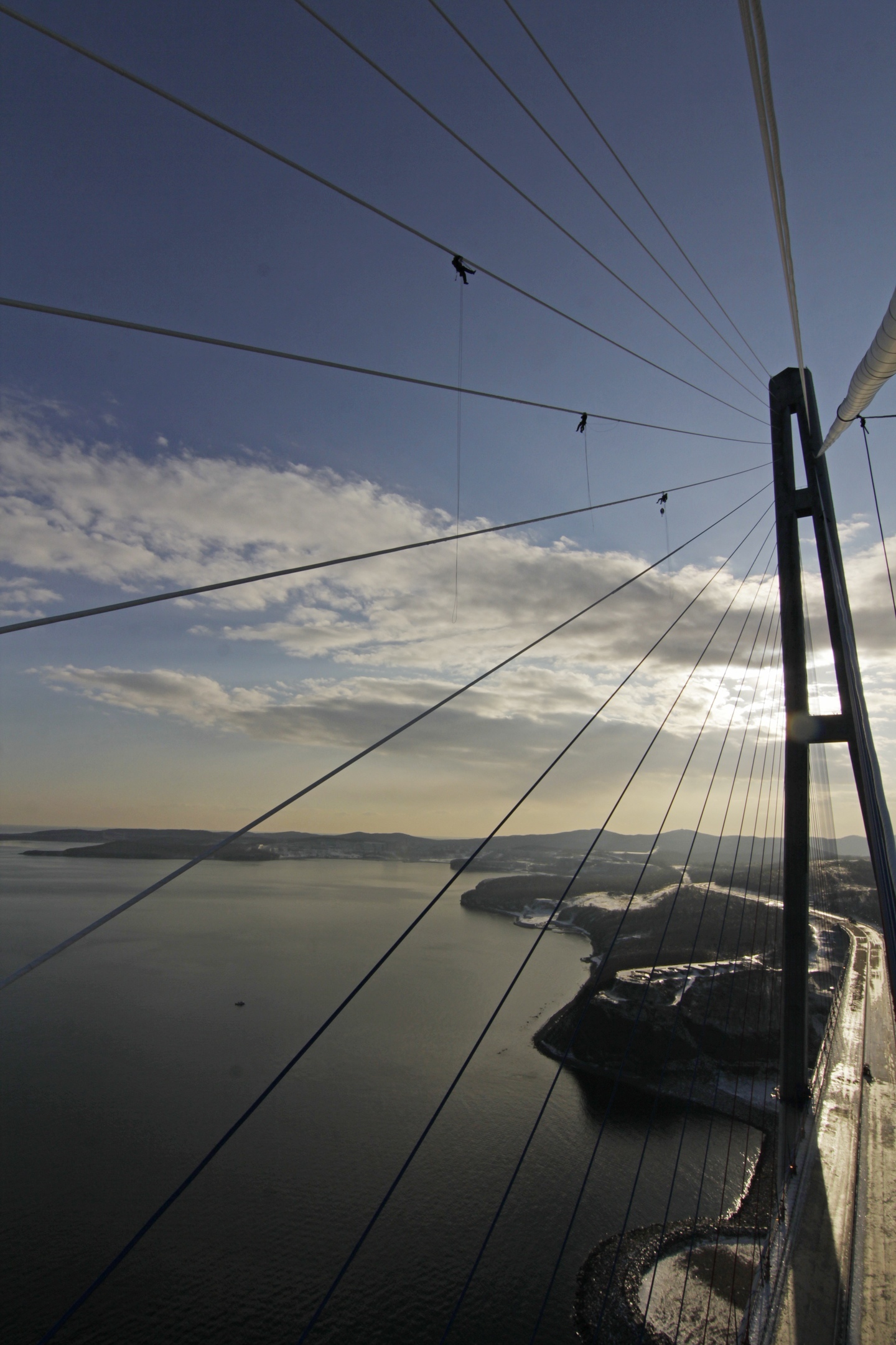 How the author of KatKat cleaned the Russian Bridge - My, news, Russia, Vladivostok, Russian Bridge, Winter, Mountaineering, Ministry of Emergency Situations, Danger, Courage, Exclusive, Mat, Video, Longpost