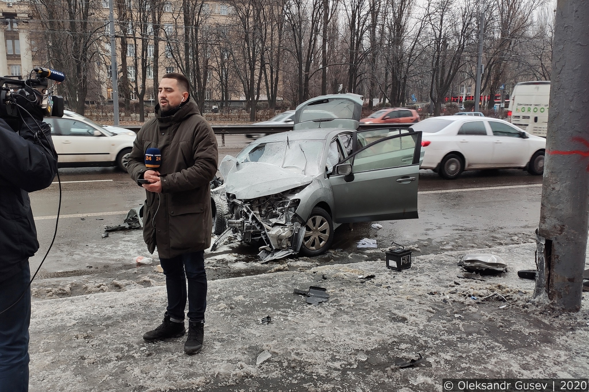 Водитель Subaru не справился с управлением и влетел в столб | Пикабу