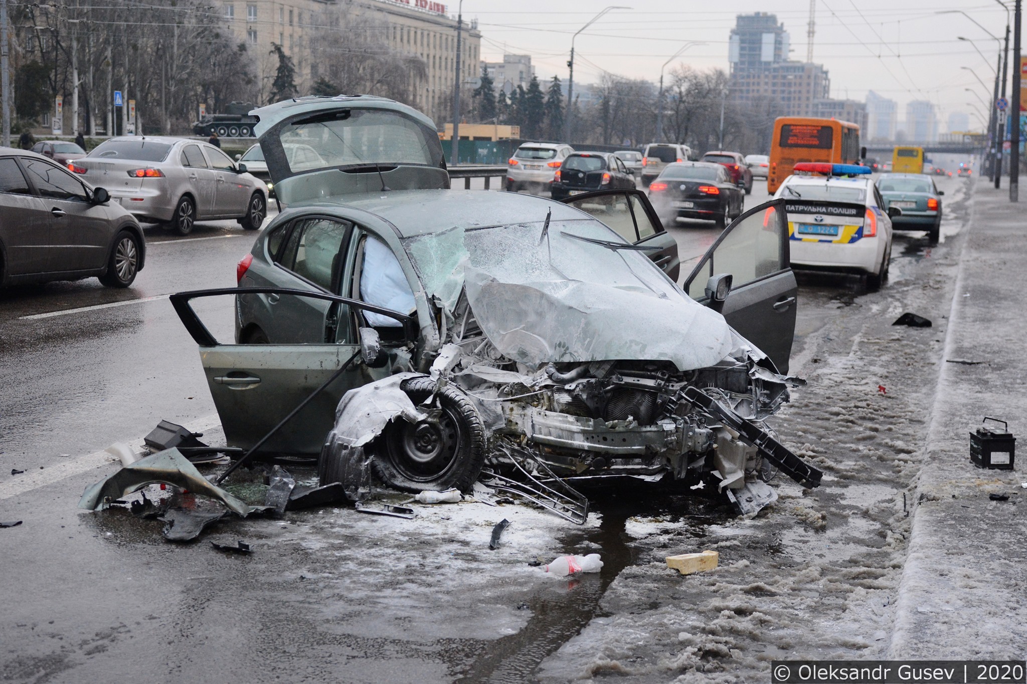 Водитель Subaru не справился с управлением и влетел в столб | Пикабу