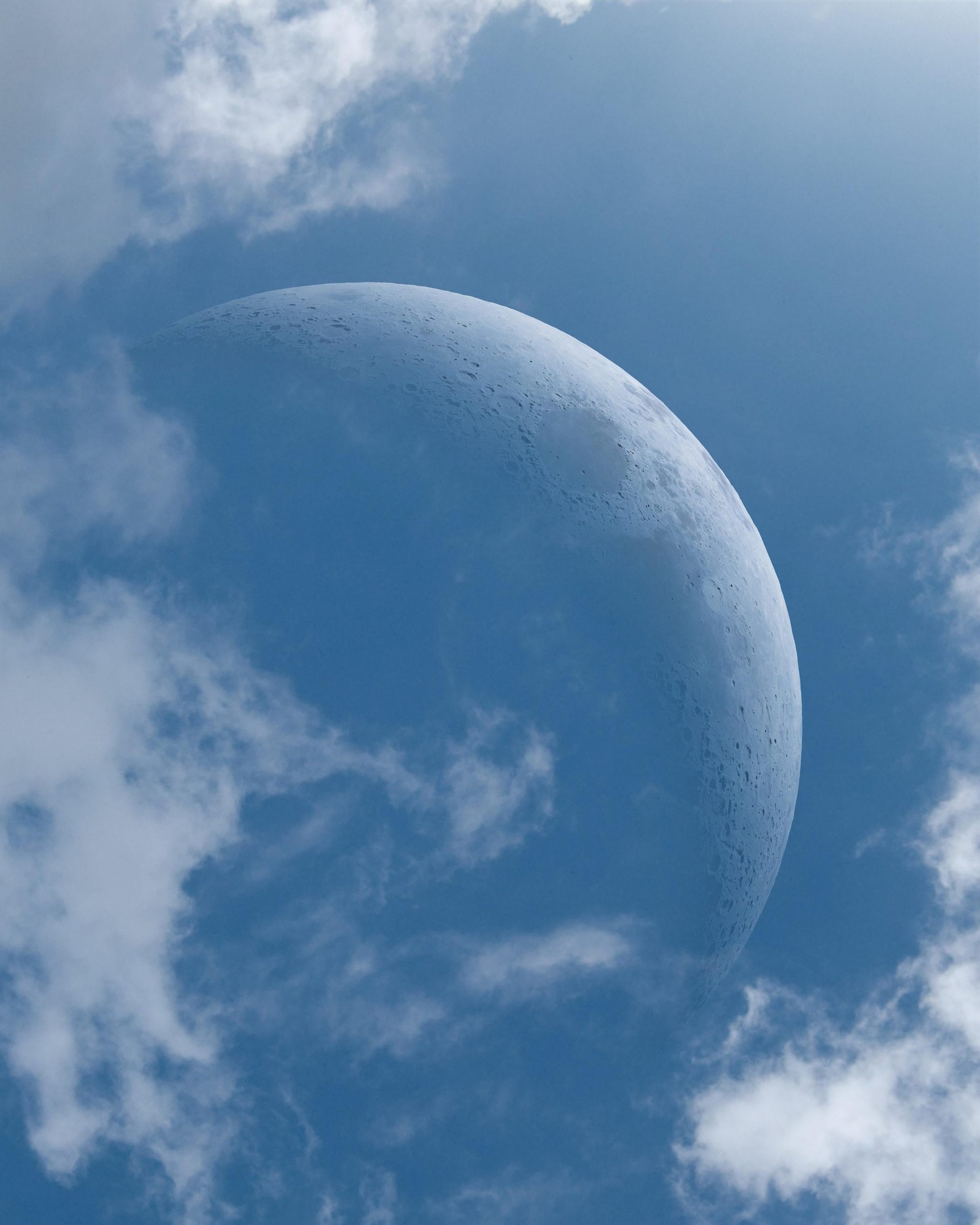 A Redditor captured this waxing crescent moon during the day a few days ago. - moon, Crescent, Astronomy, The photo, Reddit