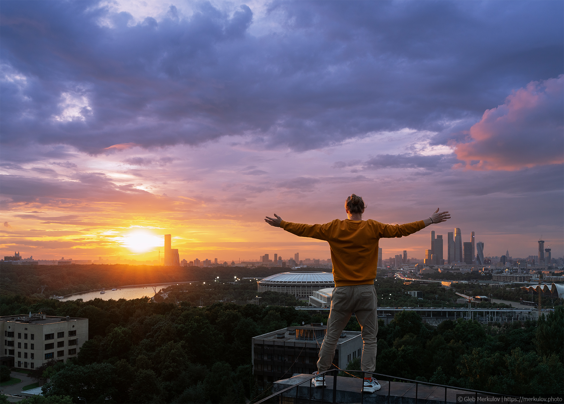 How I spent this summer - My, Moscow, I want criticism, Roof, Town, The photo, Sunset, Person, Summer, Nostalgia, Moscow City, Нытье