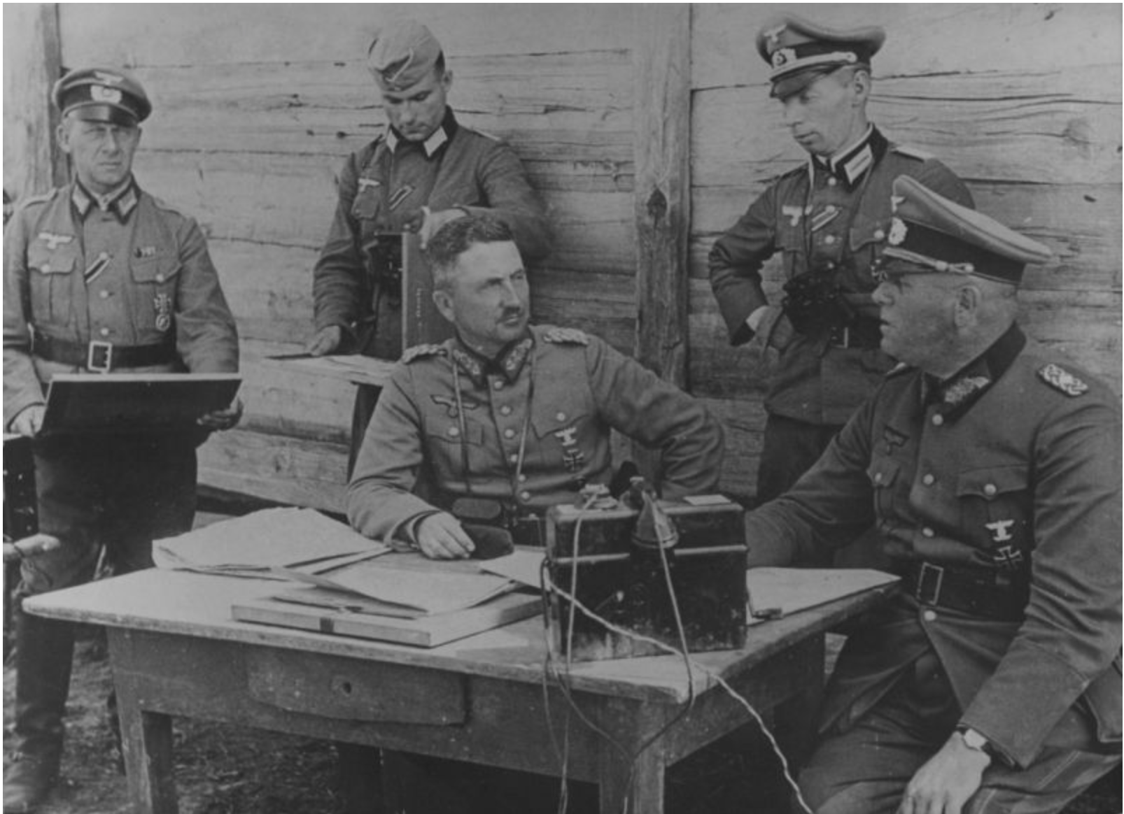 Допрос военно полевым телефоном. Генерал Ойген фон Шоберт. Генерал-полковник фон Шоберт. Генерал 1941 немецкий на фронте. Генерал Оберст вермахта.