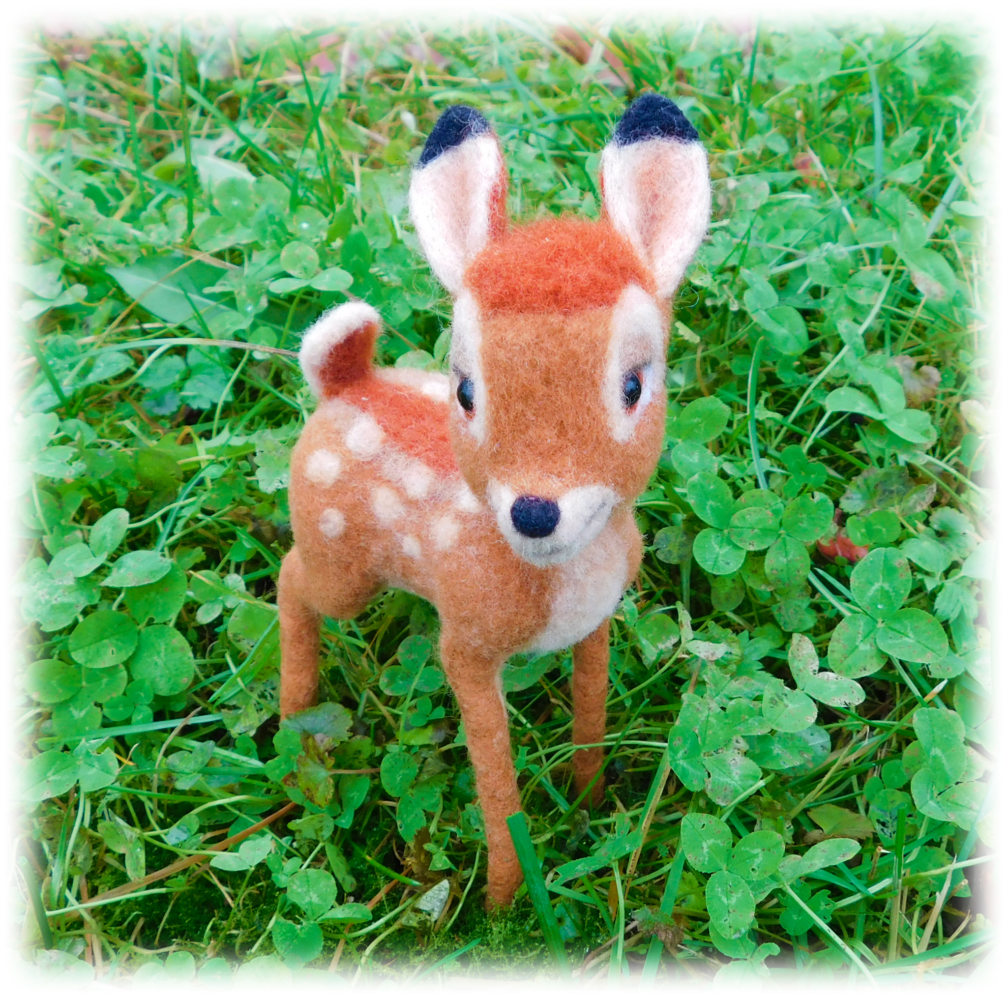 олень под ёлку. олененок бэмби золотой фигурка садовая. фигурка "оленёнок". фигура акрил. фонарик новогодний.