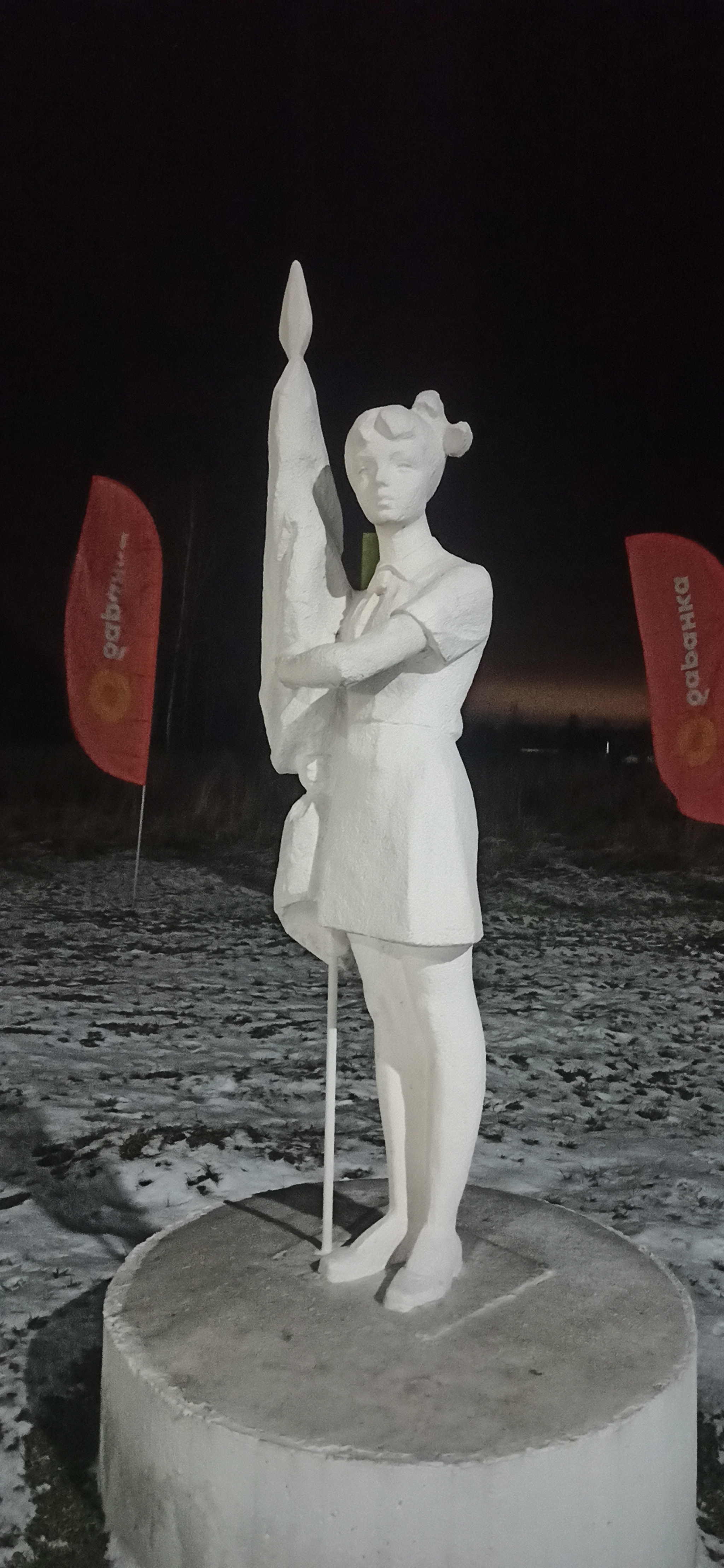 Children in the cold - The photo, Sculpture, Children, Pioneers, Winter, Snow, Night, Longpost