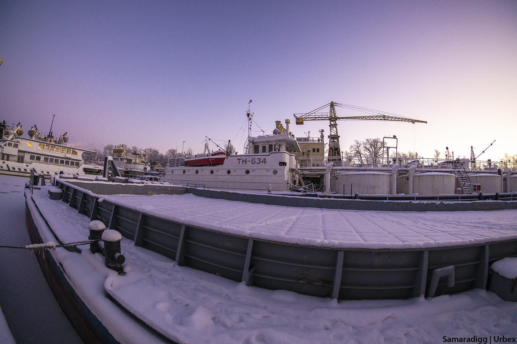 Winter parking of Volganeft tankers. What does a river oil transport vessel look like up close? - My, Urbanphoto, Ship, Samara, Shipbuilding, Urbanfact, Tanker, Barge, Aerial photography, Quadcopter, Walk, Travels, Winter, Ice, Urbanturism, Abandoned, Video, Longpost