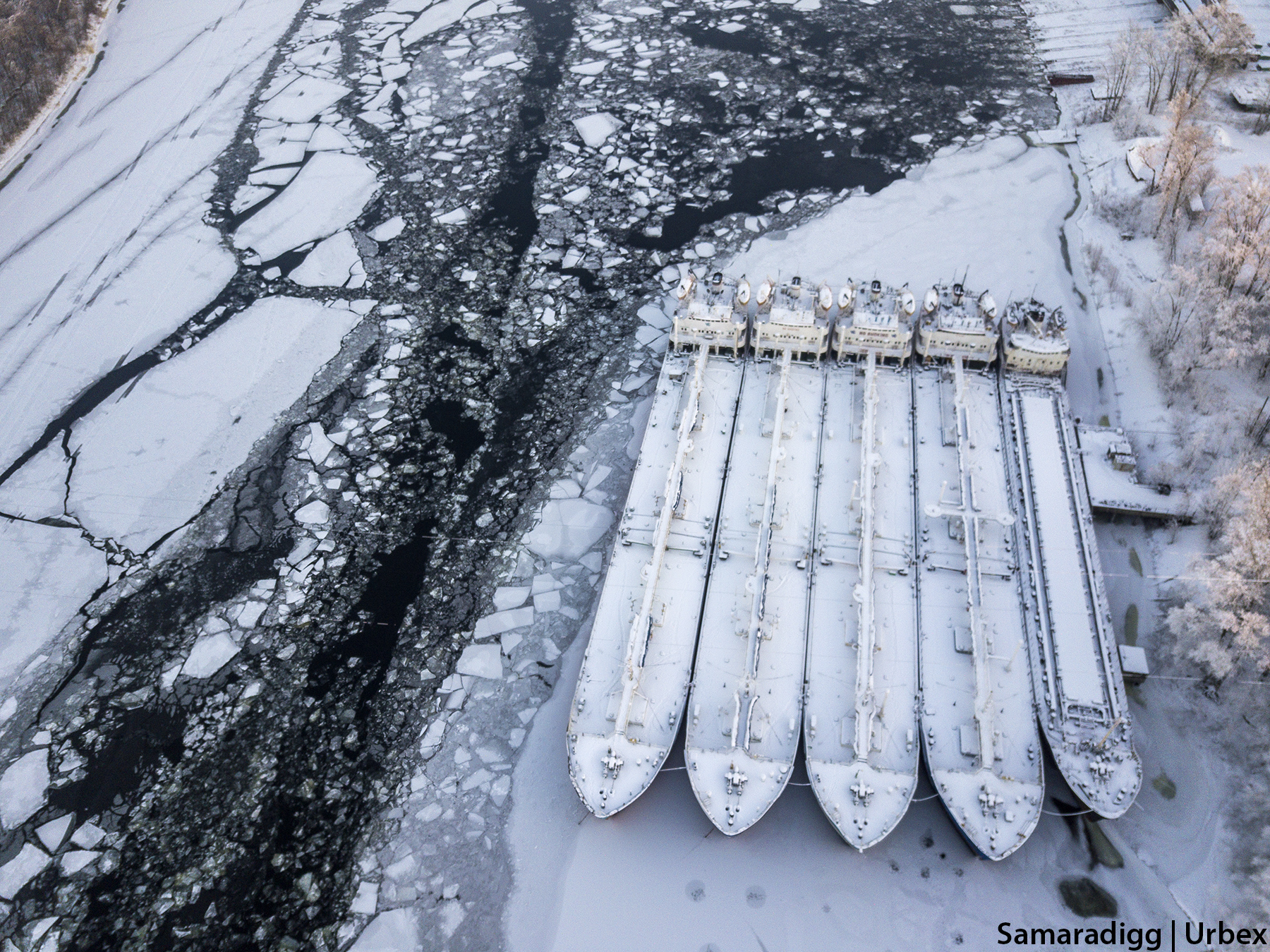 Winter parking of Volganeft tankers. What does a river oil transport vessel look like up close? - My, Urbanphoto, Ship, Samara, Shipbuilding, Urbanfact, Tanker, Barge, Aerial photography, Quadcopter, Walk, Travels, Winter, Ice, Urbanturism, Abandoned, Video, Longpost