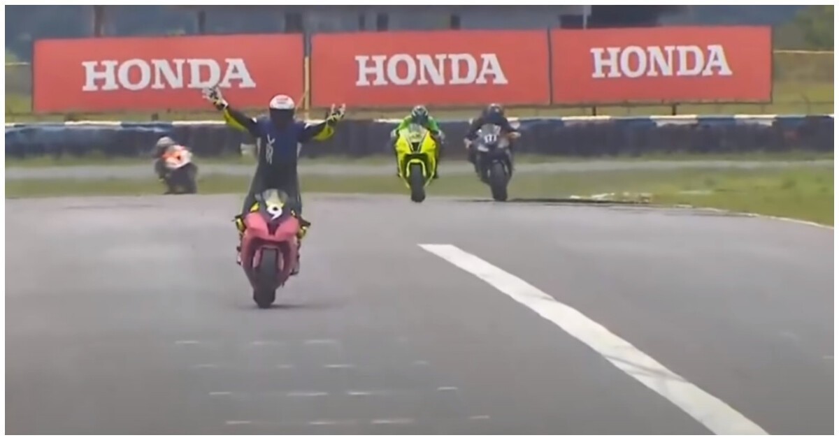 Fight to the end: the motorcycle racer relaxed at the finish line and lost - Motorcycle racing, Fight, Video, Show off