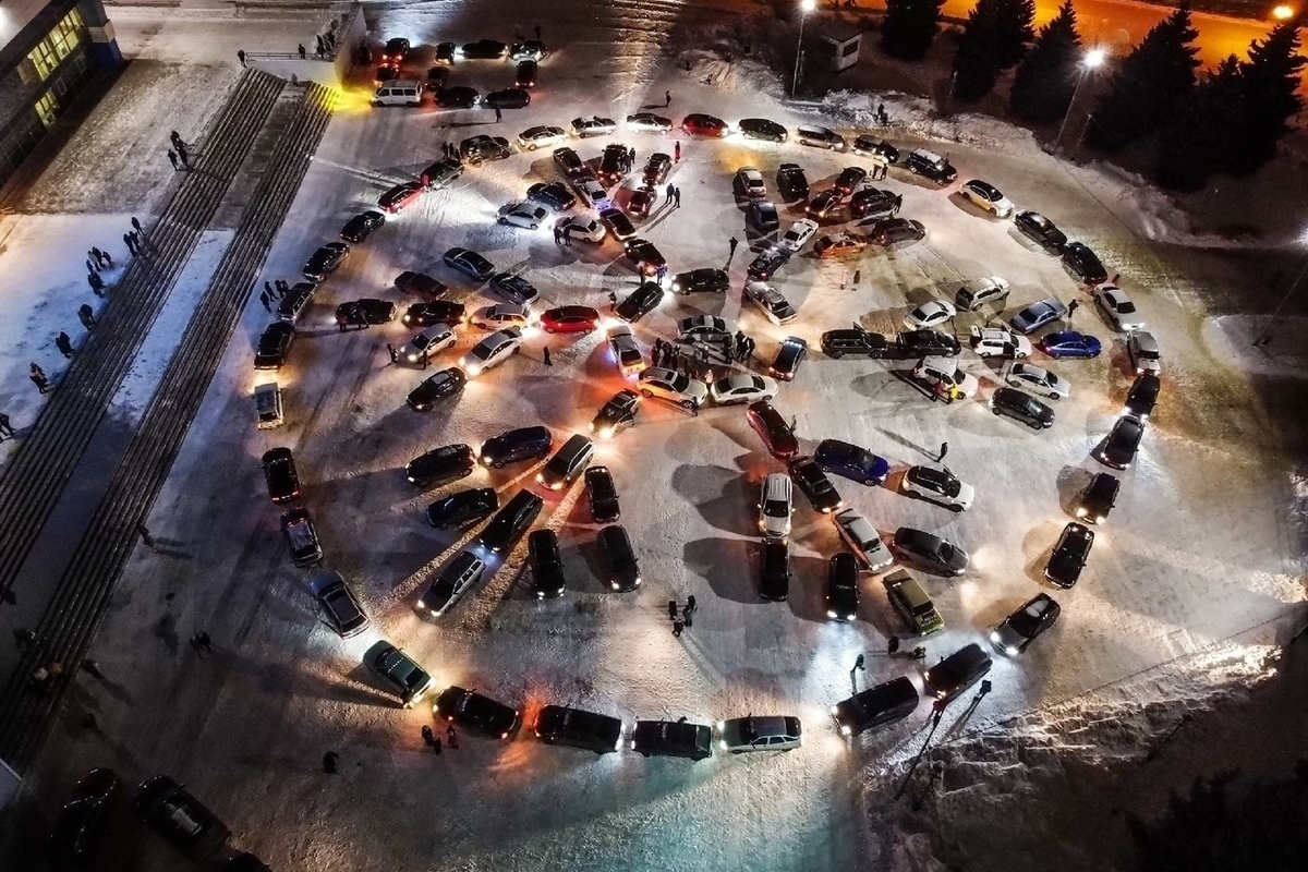 A snowflake of 104 cars was built in Rybinsk - Rybinsk, New Year, Flash mob