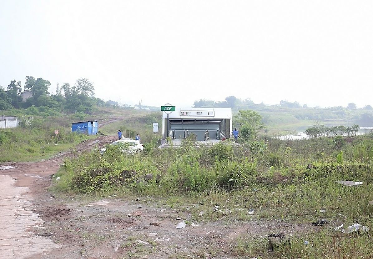 A “pointless” metro station on a vacant lot in Chongqing (PRC) has been “overgrown” with houses and roads in three years - China, Chongqing, Metro, Video, Longpost