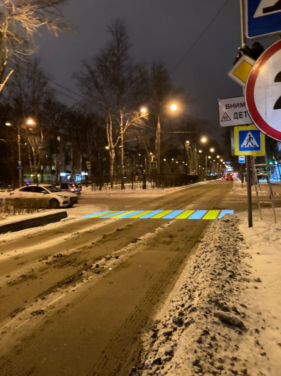 Projected pedestrian crossing in Perm (snowy brown mess) - My, Crosswalk, Permian, Traffic rules, Road, Video, Longpost, Projection