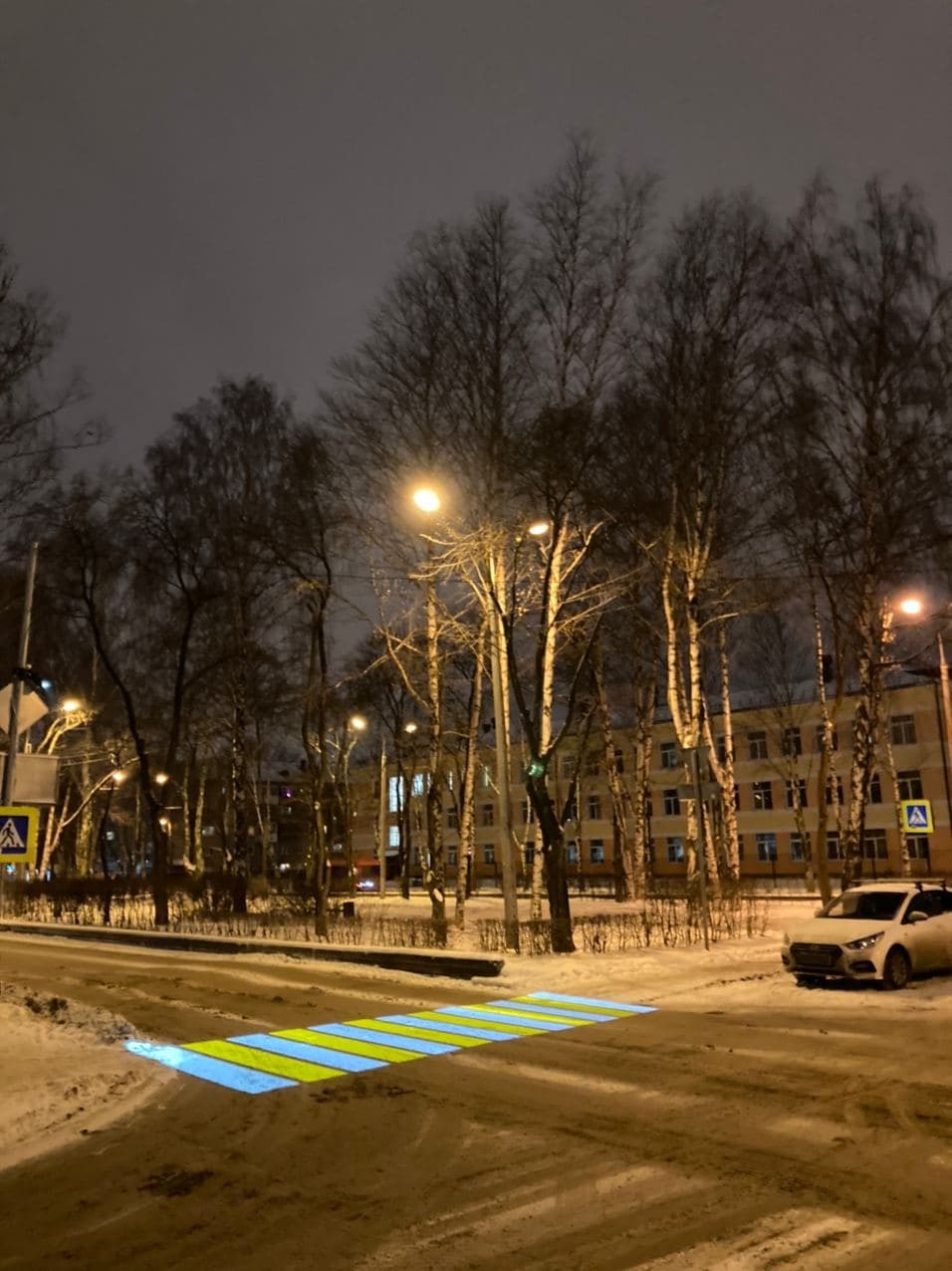 Projected pedestrian crossing in Perm (snowy brown mess) - My, Crosswalk, Permian, Traffic rules, Road, Video, Longpost, Projection