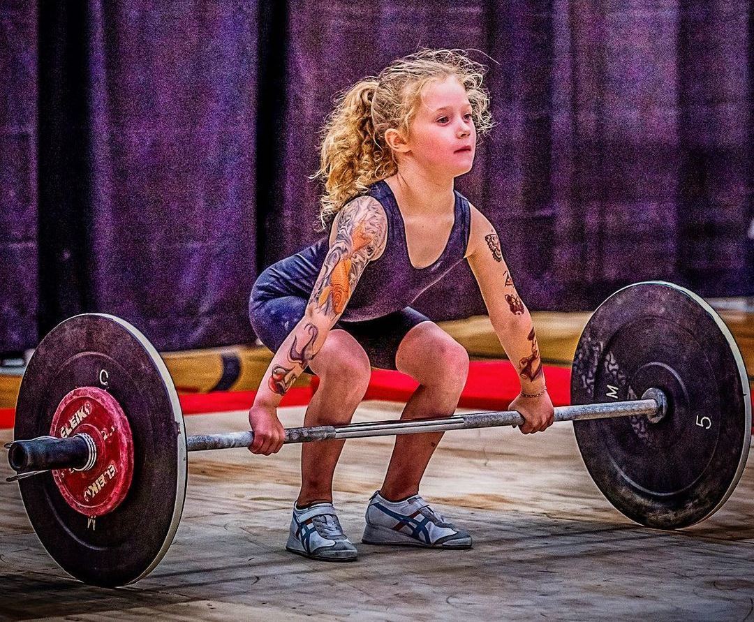 Самая сильная девочка в мире поднимает штангу весом 80 кг Малышке. 