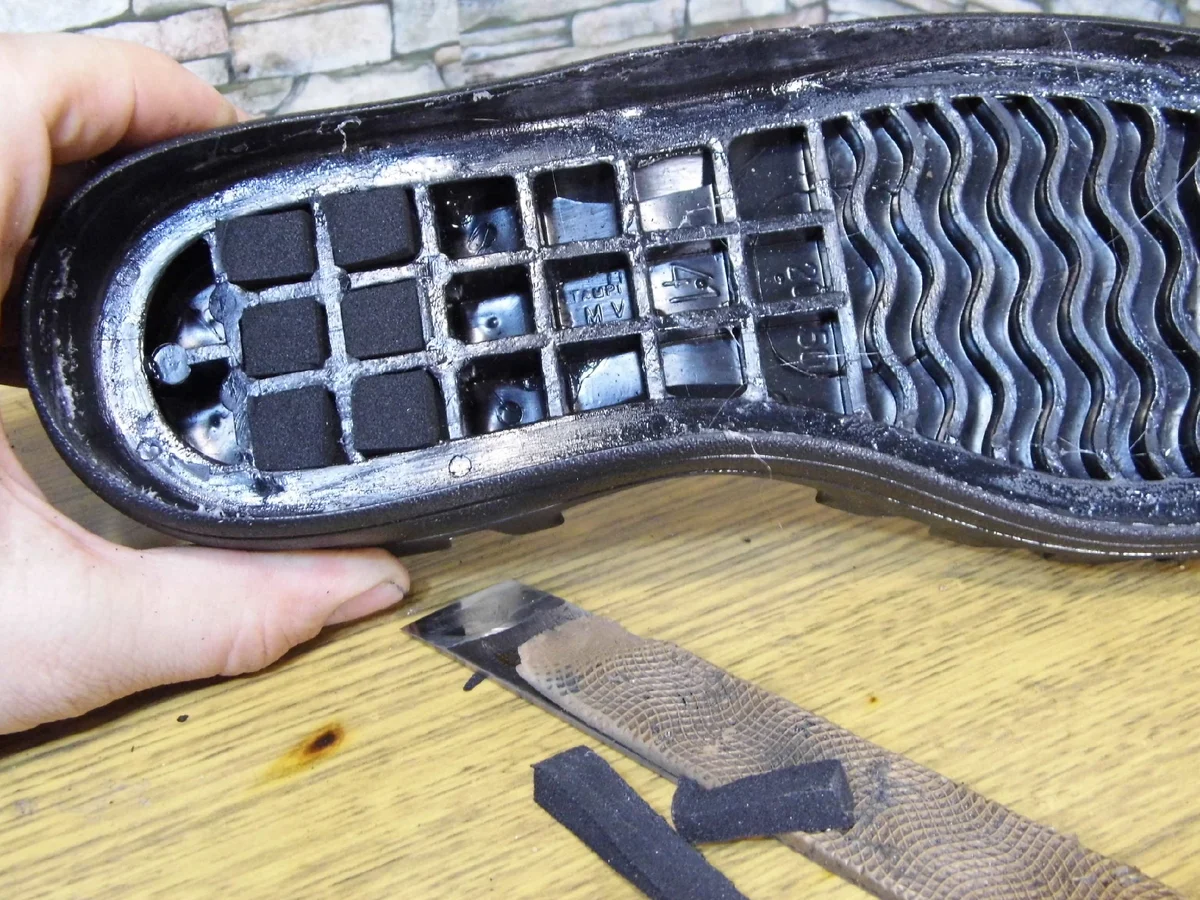Дырка в подошве ботинка. Пустотелая подошва. Починить подошву кроссовок. Подошва для обуви. Пустотелая подошва обуви.