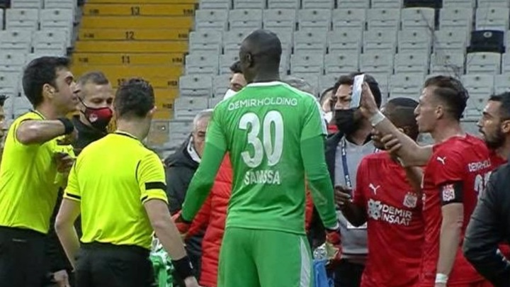 The footballer showed the judge a controversial moment on the phone and was removed - Football, Turkey, Refereeing, news, Longpost