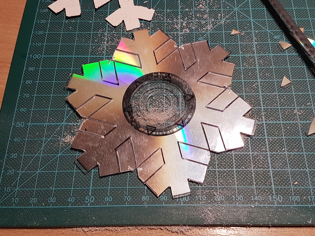Снежинки из пуговиц и CD-дисков