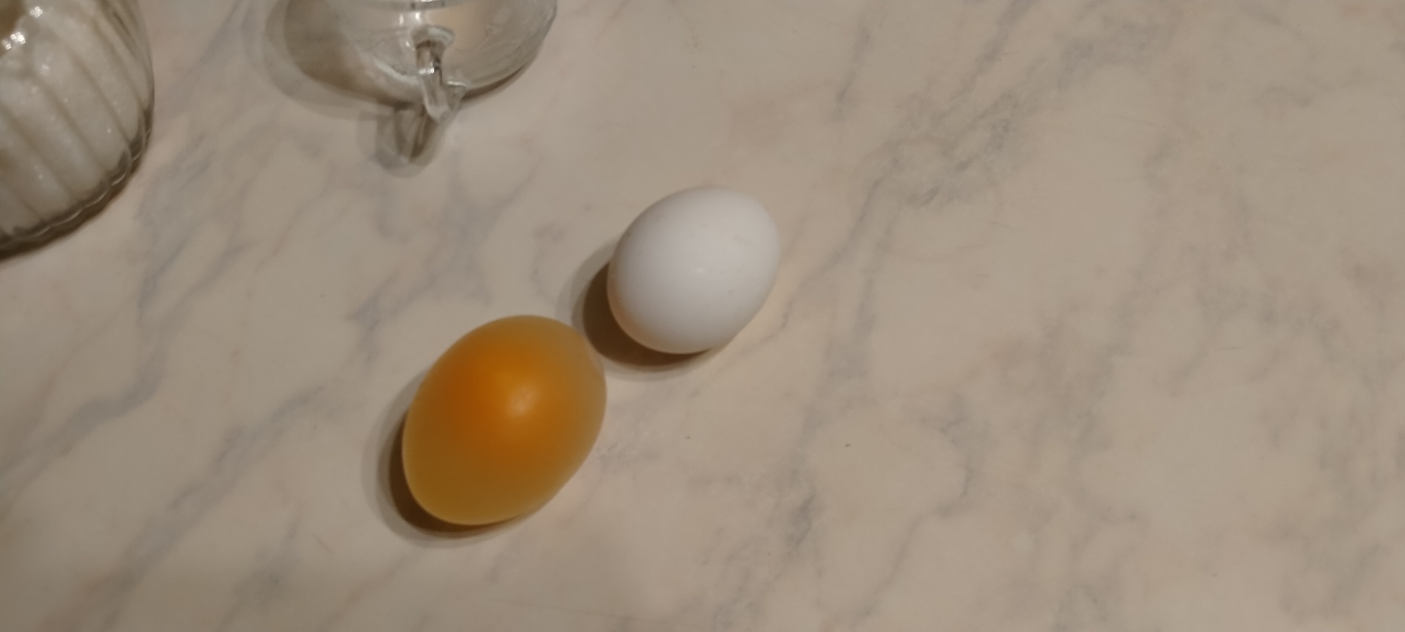 Сырое яйцо без скорлупы