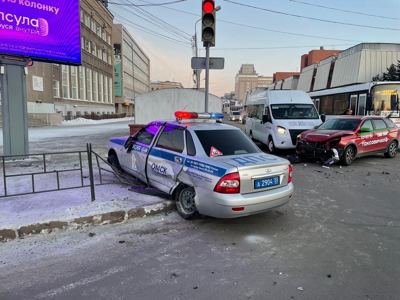 Омск. 8.01.2021. Дтп автомобиля такси с машиной ДПС | Пикабу