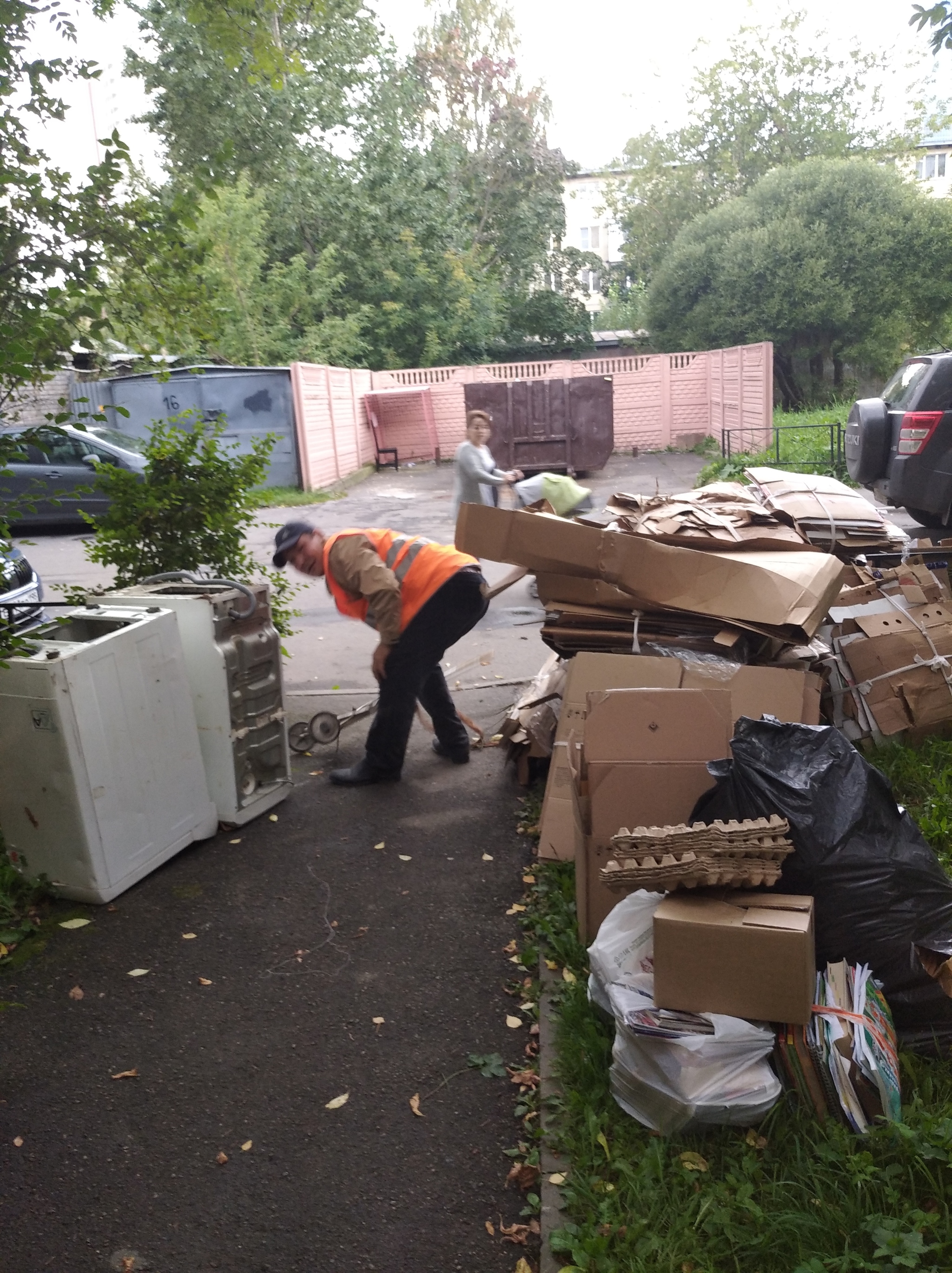 How housing and communal services workers breed cockroaches in the basement of a residential building - My, Waste recycling, Basement, Cockroaches, Saint Petersburg, Longpost, Mat, Garbage, Lcds, Negative