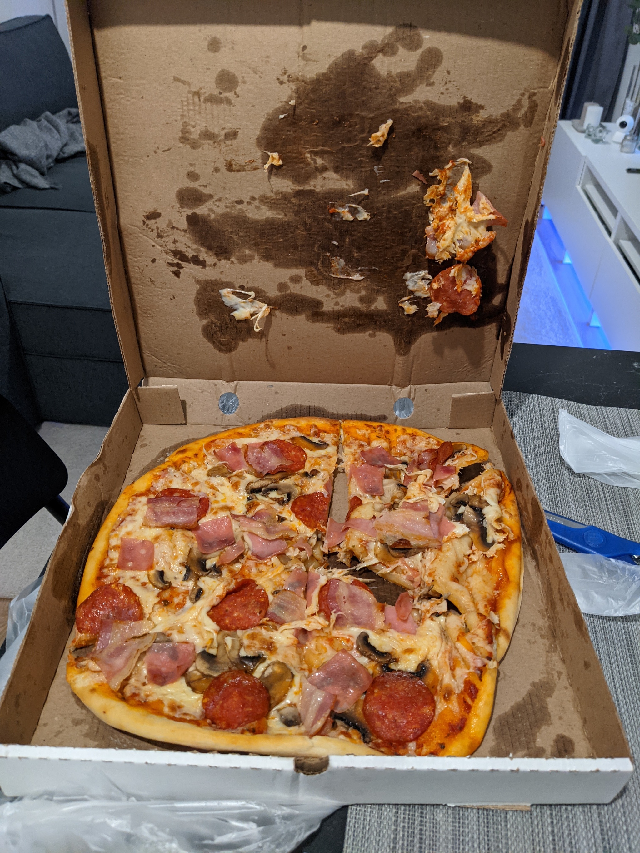 This is the pizza Deliveryclub delivered today. Support says everything is fine, that’s how it should be - Delivery Club, Feces