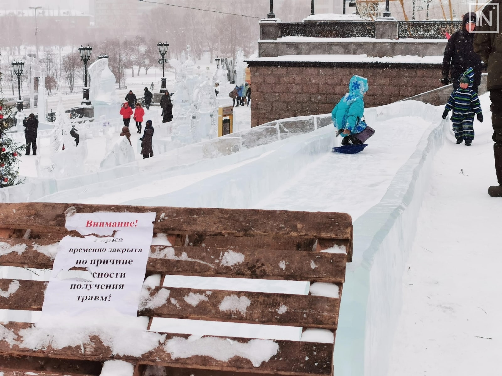 Parents are not afraid for their children and let them ride down the closed slide near the temple - Yekaterinburg, Children, The photo, Winter, Oddities, Longpost