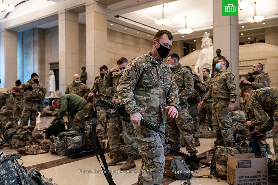 Сотни бойцов Национальной гвардии США охраняют Капитолий во время дебатов по импичменту Трампа - США, Капитолий, Штурм Капитолия США (2021), Нацгвардия, Дональд Трамп, Импичмент, НТВ, Twitter, Общество, Новости, Длиннопост, Политика, Фотография