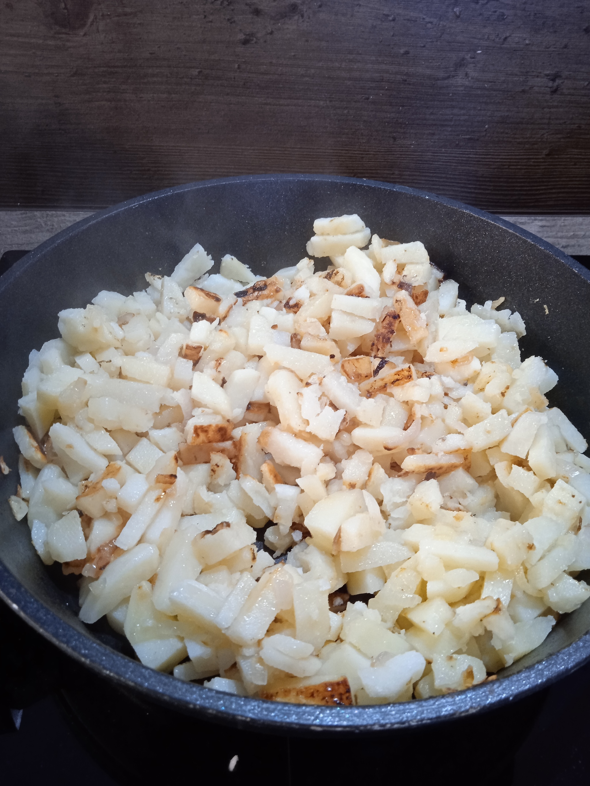 Жареная картошка с грибами на сковороде