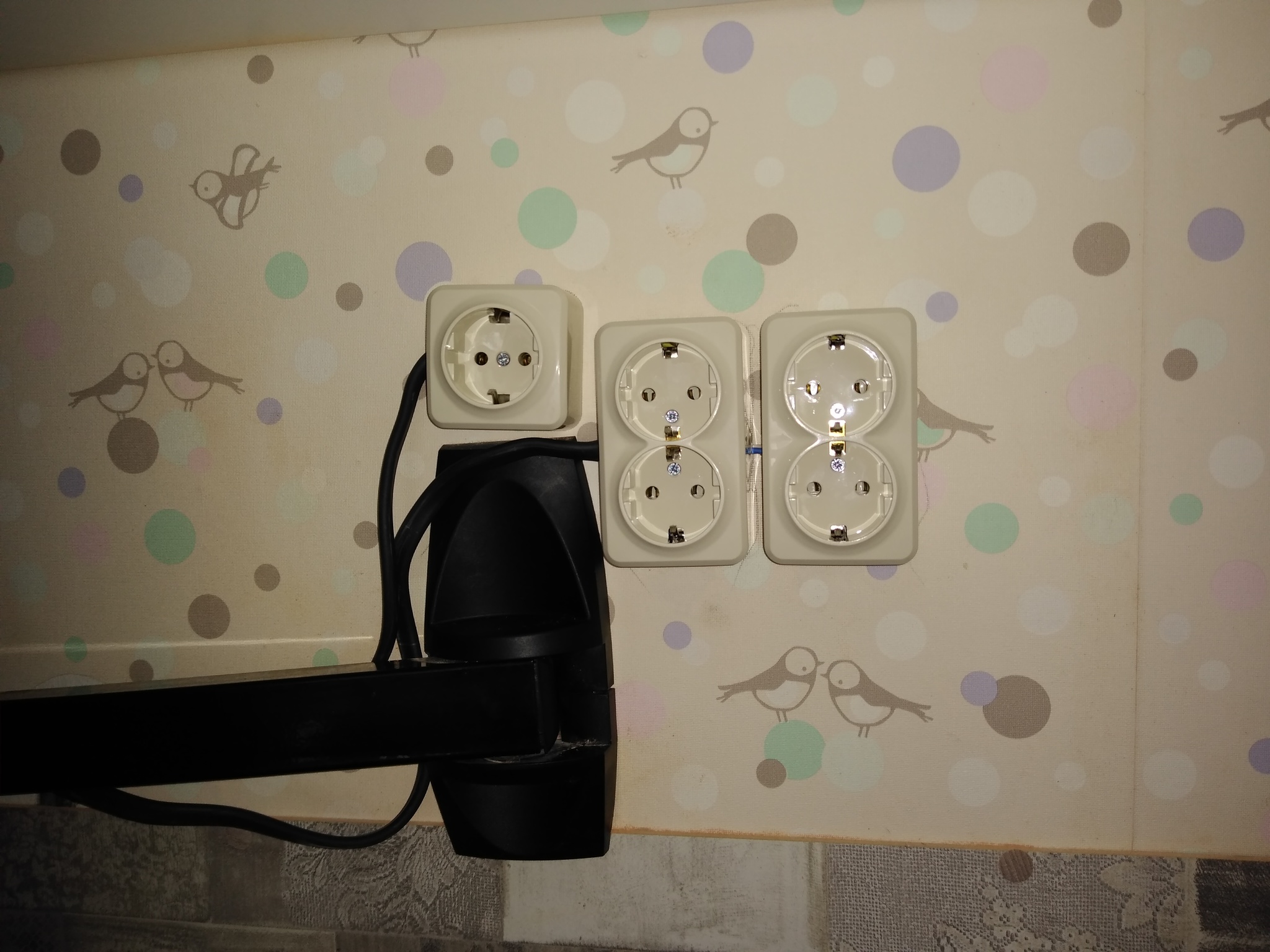 How to piss off electricians on a Friday night - Electrician, Power socket, Mat