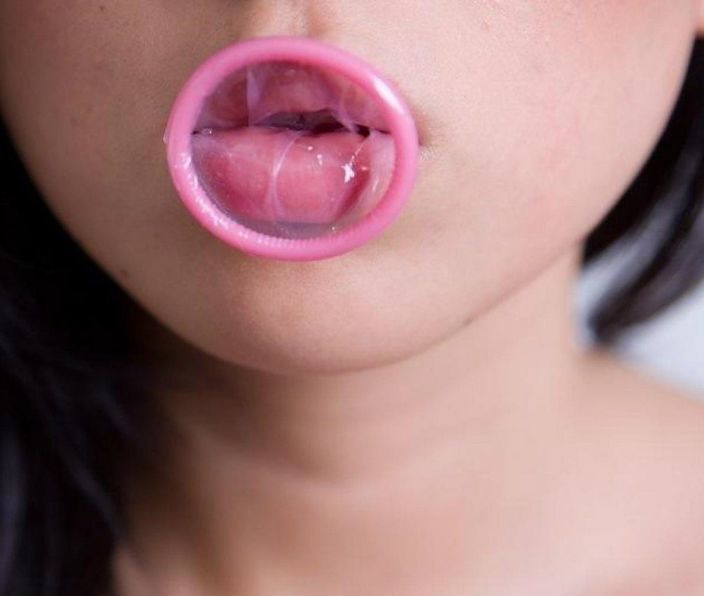 Девушка одевает презерватив на член. Топовая коллекция секс видео на венки-на-заказ.рф
