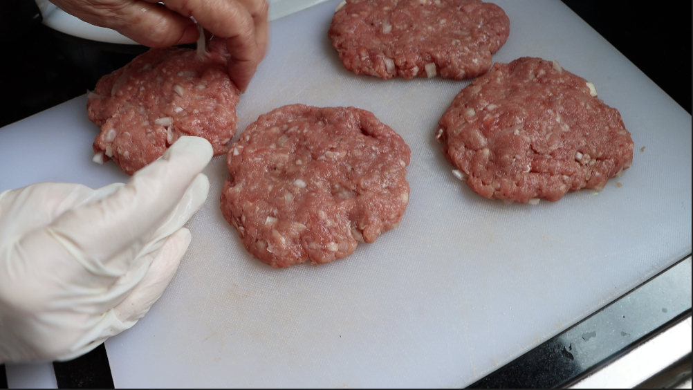 Spanish mother-in-law prepares dinner // Cutlets, aioli and caprese salad - My, Cutlets, Video recipe, Sauce, Aioli sauce, Caprese, Cooking, Recipe, Video, Longpost