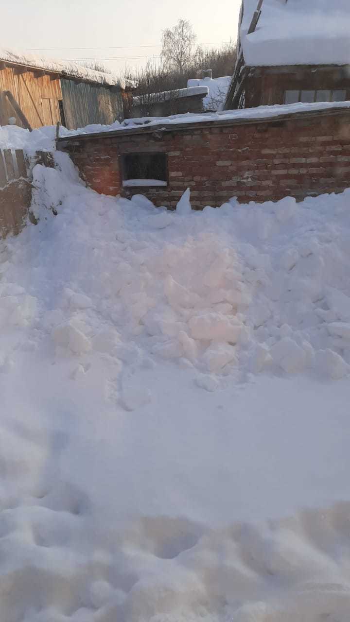 Снег соседской крыши