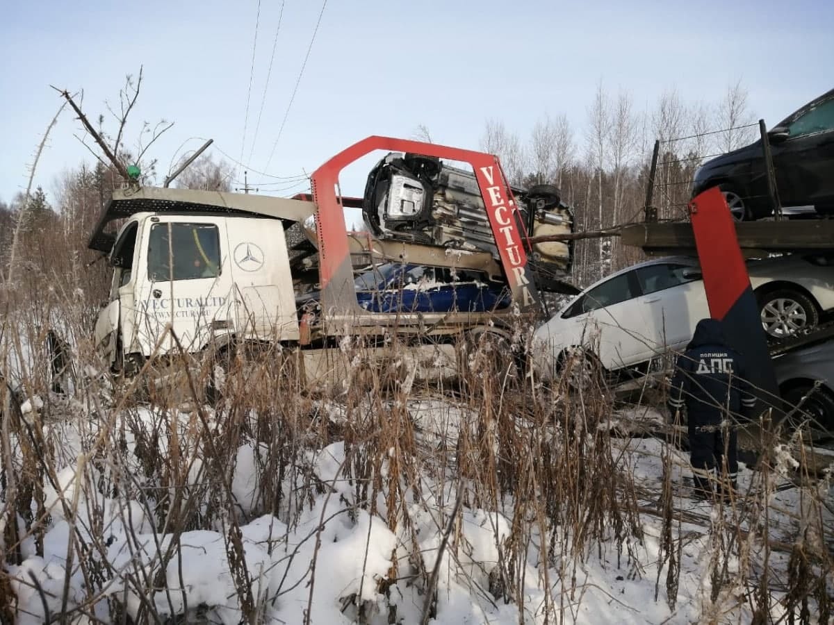 Под Нижним Тагилом автовоз Mercedes с 8 автомобилями улетел в кювет (ФОТО)  | Пикабу