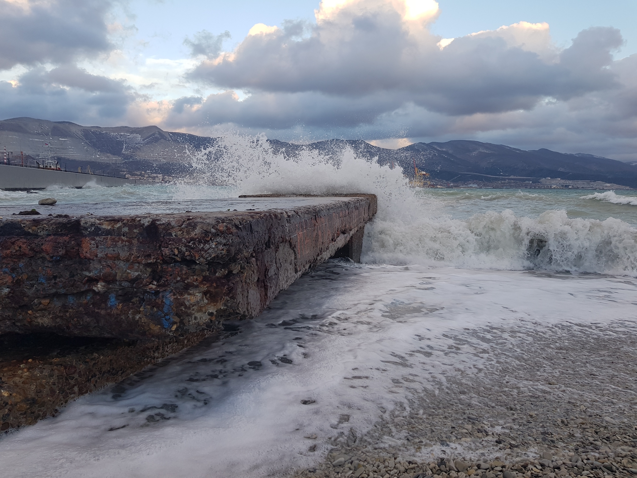 Черное море после. Море после шторма. Феодосия после шторма фото. Что находят на море после шторма.