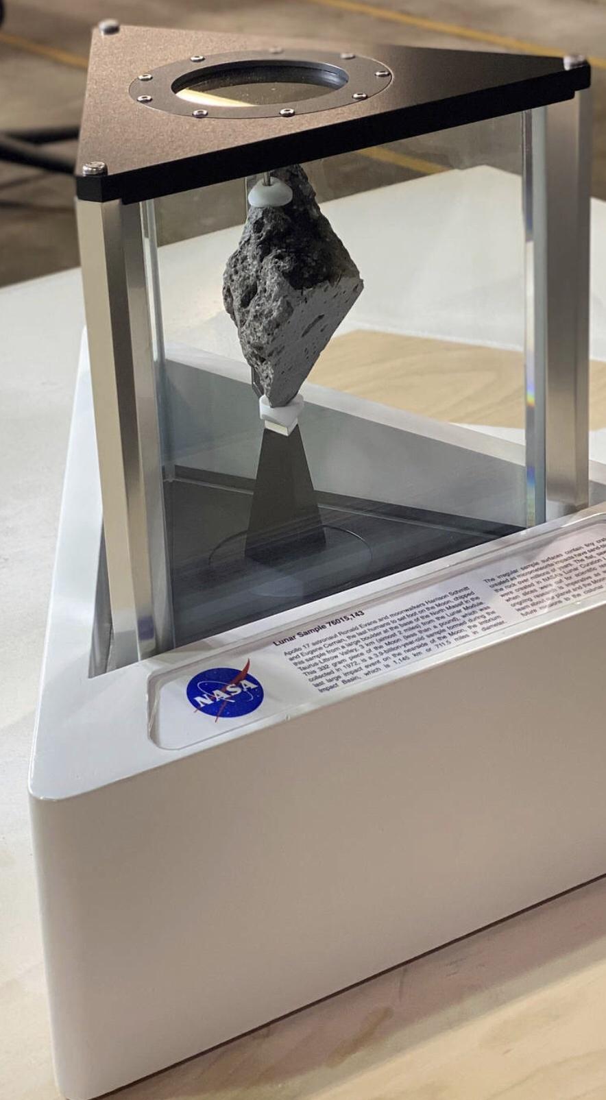 Lunar specimen in the Oval Office - The photo, NASA, moon, Space, USA, The White house, Apollo 17