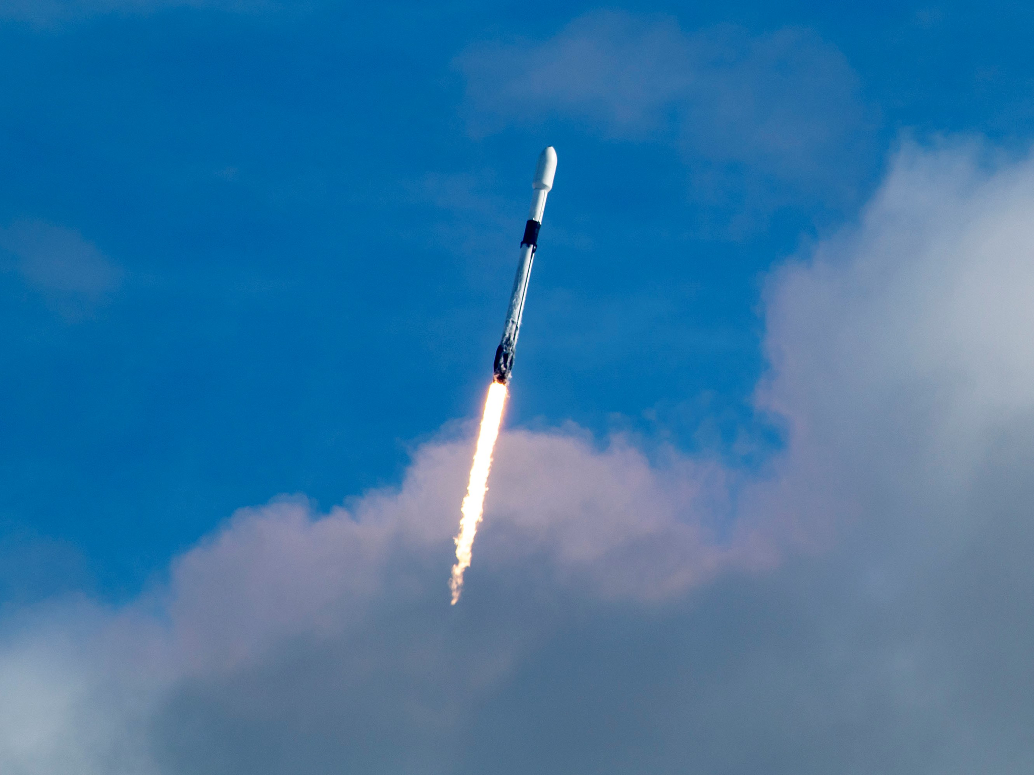 Photos from yesterday's unprecedented launch of 143 satellites and the return of an 8-time-flying stage to port - Falcon 9, Booster Rocket, The photo, Satellite, USA, Technologies, Spacex, Longpost