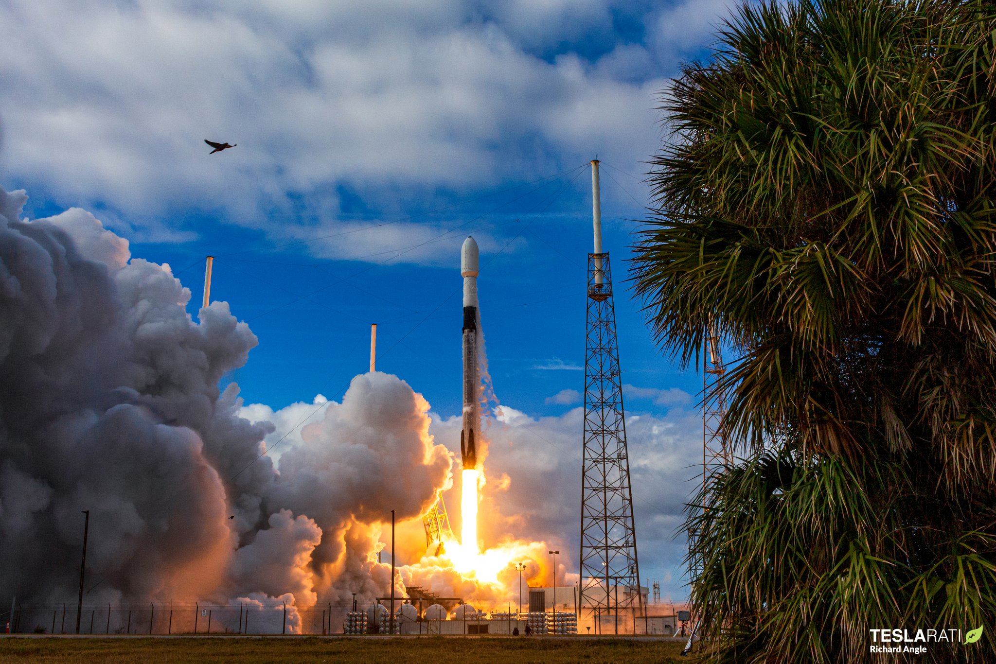 Photos from yesterday's unprecedented launch of 143 satellites and the return of an 8-time-flying stage to port - Falcon 9, Booster Rocket, The photo, Satellite, USA, Technologies, Spacex, Longpost