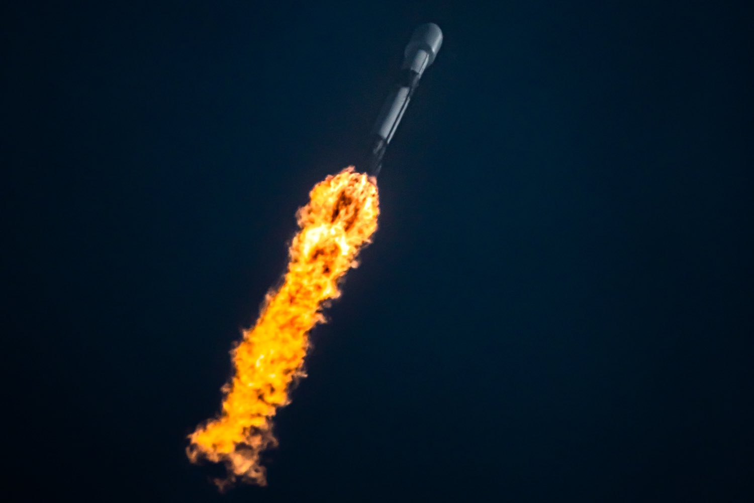 Photos from yesterday's unprecedented launch of 143 satellites and the return of an 8-time-flying stage to port - Falcon 9, Booster Rocket, The photo, Satellite, USA, Technologies, Spacex, Longpost