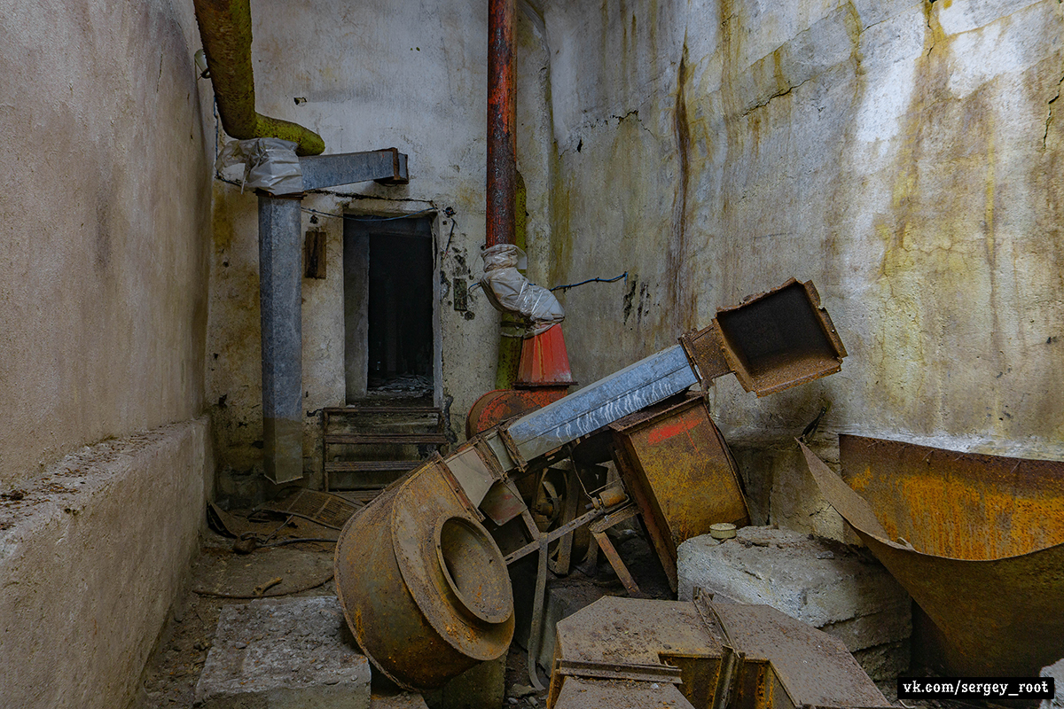 Abandoned rock bomb shelter - My, Collapse of the USSR, Abandoned, Bomb shelter, Longpost