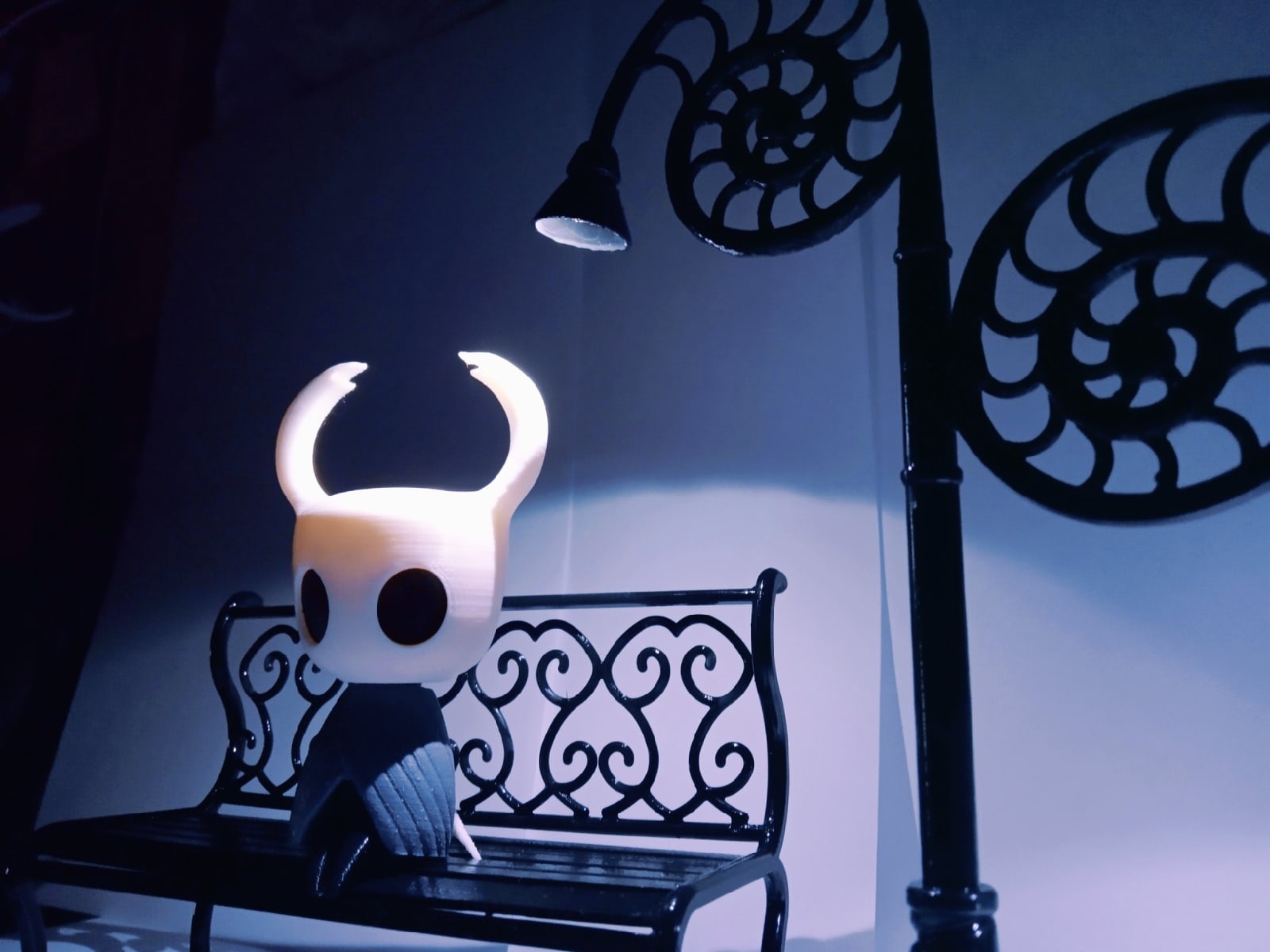 Hollow knight from the game Hollow Knight on a bench and with a lantern, 3D printing - My, Games, Hollow knight, 3D печать, Creation, Needlework without process, Longpost