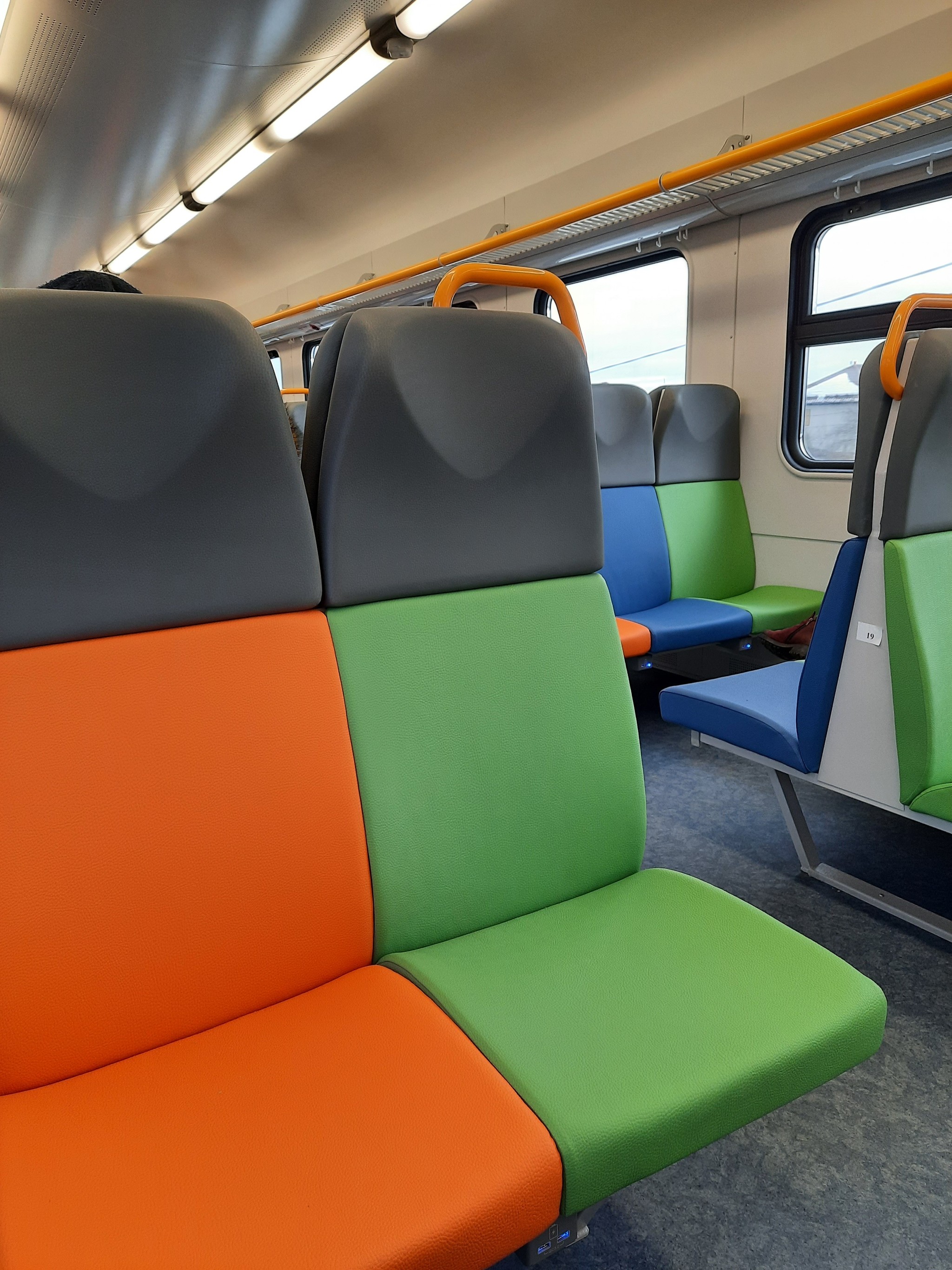 Comfortable USB charging on trains! - Moscow electric trains, USB